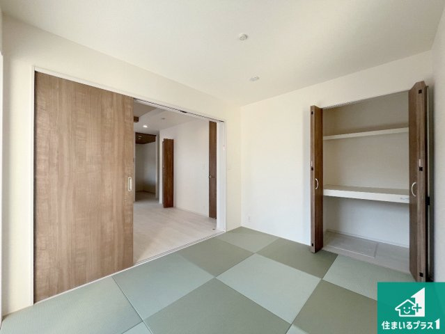 姫路市北平野南の町　新築一戸建ての和室|一室あると便利な和室は客間としてだけでなく、小さなお子様のプレイルームや食後のくつろぎスペースとしてもご利用いただけます。収納もついていますので大活躍間違いなし！