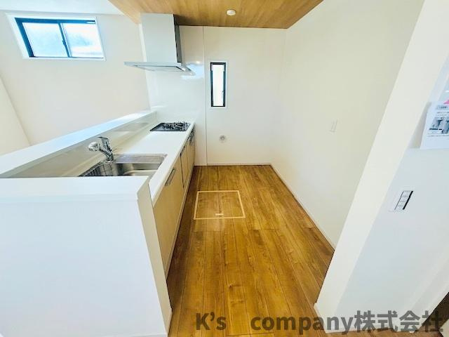 藤沢市鵠沼海岸3丁目　新築戸建のキッチン|キッチン後方には食器棚スペースがあります◇