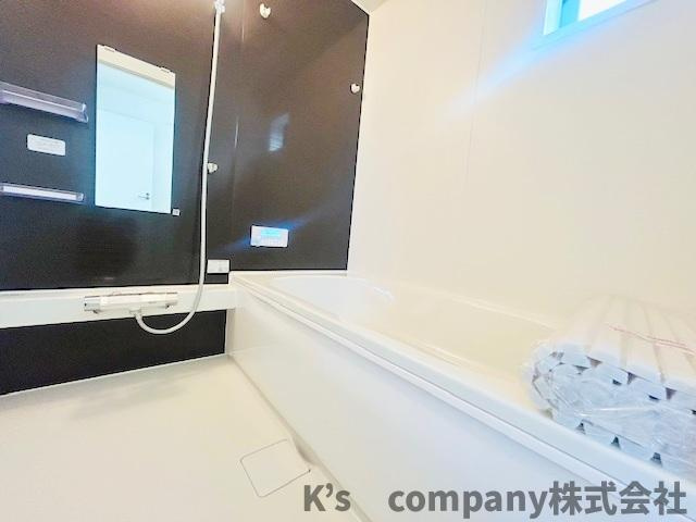 藤沢市鵠沼海岸3丁目　新築戸建の浴室|茶系のアクセントパネルが使用されていて温かみを感じられる癒しの空間です◇