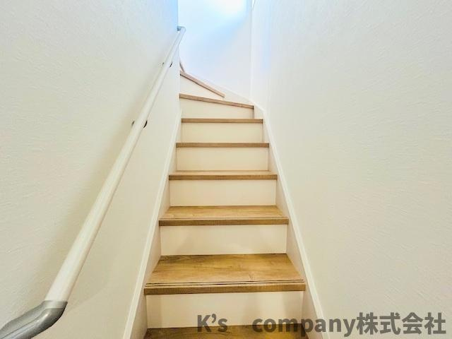 藤沢市鵠沼海岸3丁目　新築戸建の内装|手すり付きの階段☆
