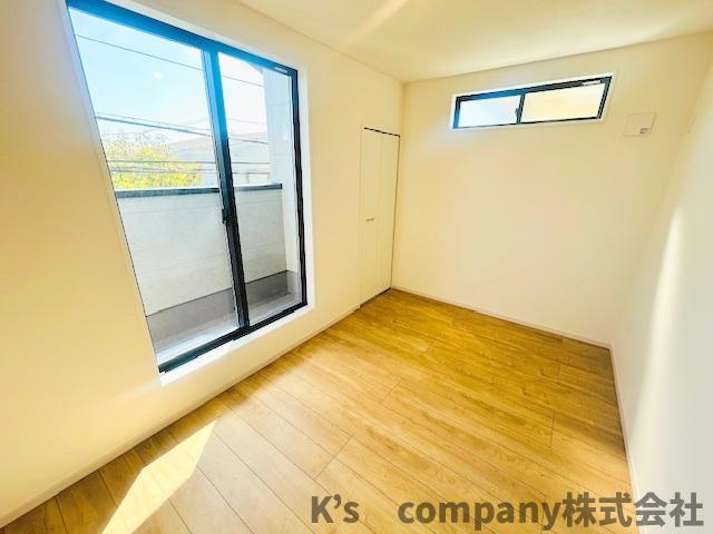 藤沢市鵠沼海岸3丁目　新築戸建の洋室|洋室5.0帖◇こちらのお部屋からバルコニーに出られます◇