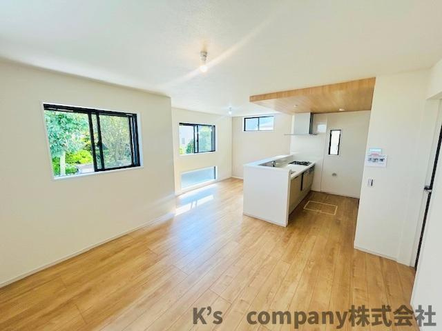 藤沢市鵠沼海岸3丁目　新築戸建の居間・リビング|ゆったりとした広さのリビングは使い分けのしやすい間取りになっています◇