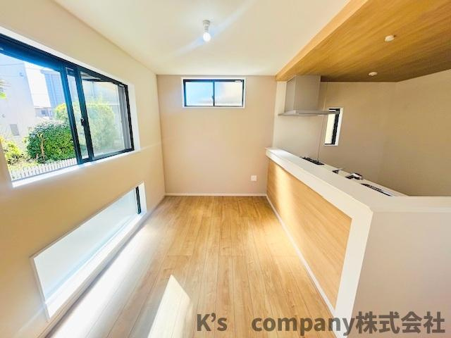 藤沢市鵠沼海岸3丁目　新築戸建のダイニング|ダイニングスペースは明るい日差しの差し込む温かい空間です◇