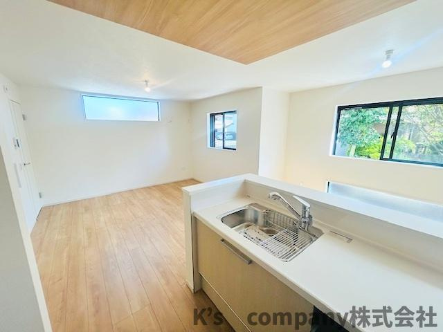 藤沢市鵠沼海岸3丁目　新築戸建のキッチン|お子様を見守りながら家事のできるカウンターキッチン♪