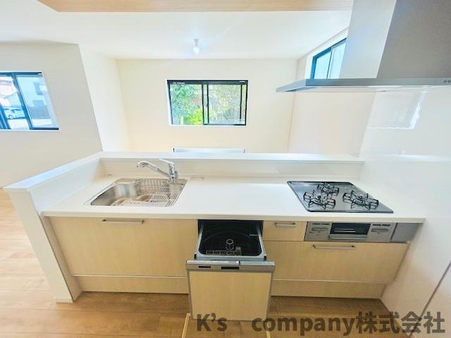 藤沢市鵠沼海岸3丁目　新築戸建のキッチン|食器洗い乾燥機付きで家事の時短に役立ちます◇