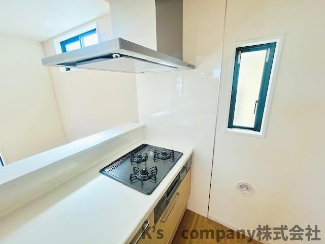 藤沢市鵠沼海岸3丁目　新築戸建のキッチン|三口ガスコンロでお料理の幅が広がります◇