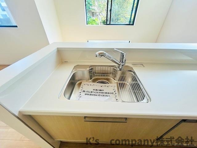 藤沢市鵠沼海岸3丁目　新築戸建のキッチン|扱いやすいステンレス素材のシンク◇