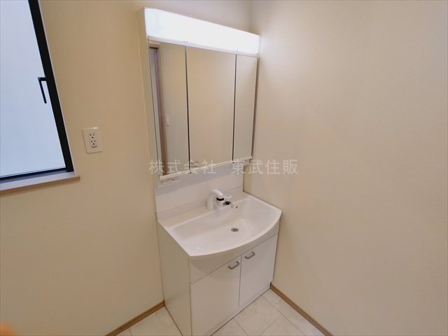 【独立洗面台】 | 入間市鍵山3期　全3棟　3号棟 | 独立洗面台、小物を置くことができて便利です