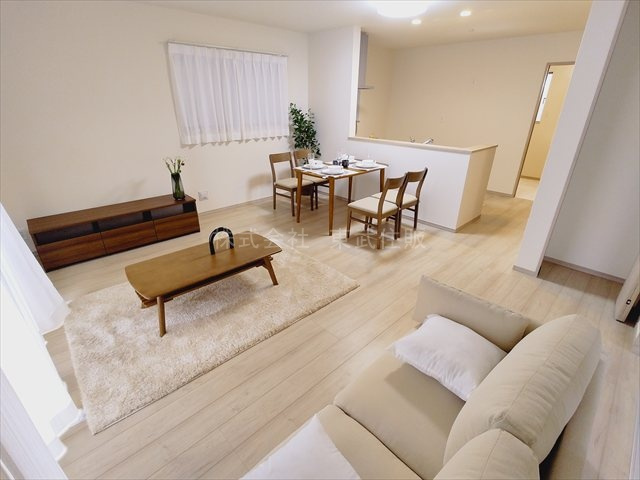 【居間・リビング】 | 入間市鍵山3期　全3棟　3号棟 | ゆったりとした16.0帖のリビングです