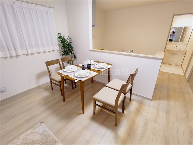 【ダイニング】 | 入間市鍵山3期　全3棟　3号棟 | 食卓を囲むダイニング