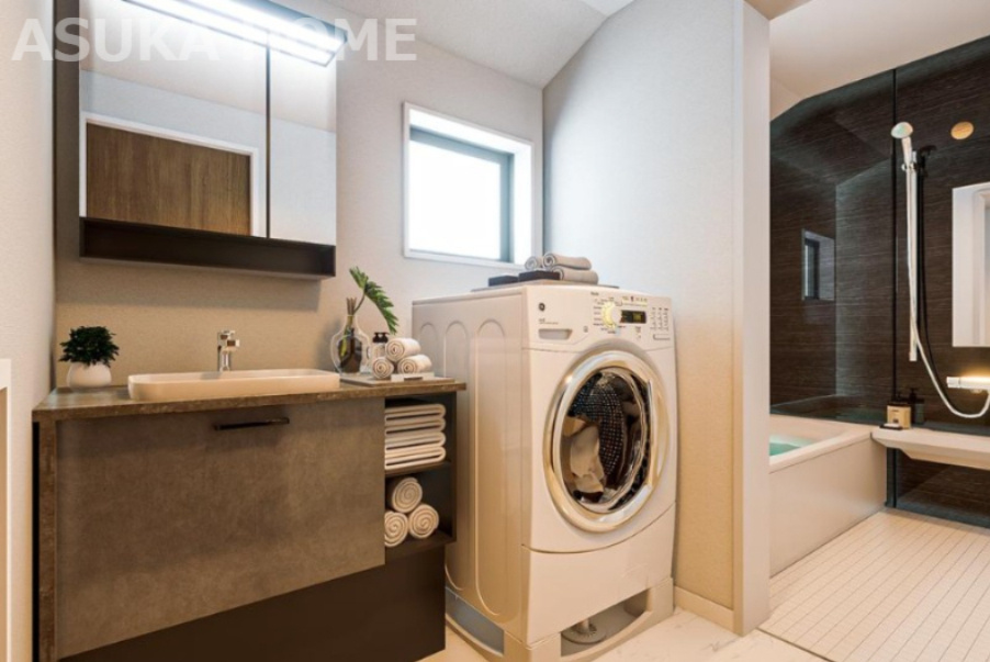 横浜市緑区東本郷３丁目　新築 戸建ての独立洗面台|一日の始まりの朝、歯磨きをしたりメイクや髪をセットしたり・・・使いやすさが考えられた3面鏡です♪シャワー付水栓で洗面台でのシャンプーや毎日の掃除に大変便利ですね♪