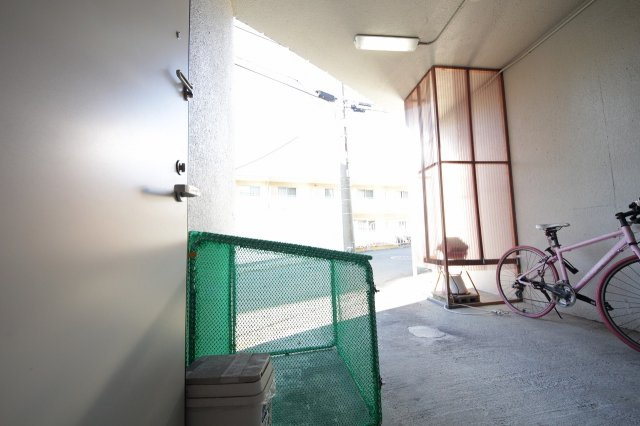 ぬこハウス大倉山のその他共用部分|屋根付きの駐輪場あり。
