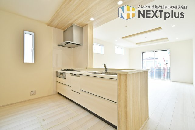 北本市西高尾2丁目全2棟　2号棟のキッチン|キッチンにも小窓がついている為、手元を照らしてくれます！戸建ならではの嬉しいPOINT。収納が2段ありますので、細かく分類して収納できます！調理スペースも広くお料理が捗りそうですね◎