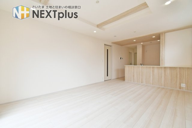 北本市西高尾2丁目全2棟　2号棟の居間・リビング|LDK17.0帖：空間が広く見える折上天井を採用しています。圧迫感を感じにくく、お部屋も広く見えるのが特徴。窓が多く、クロスや床材も優しい色を採用している為、より広く感じられます。