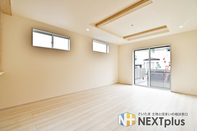 北本市西高尾2丁目全2棟　2号棟の居間・リビング|LDK17.0帖：リビングは窓が多く部屋の隅々まで陽が射し込みます！暖かくこもった空気は上にたまりやすいので、窓を開け換気する事で、快適なお部屋の空気を維持する事ができます。