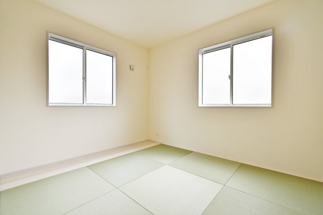 北本市西高尾2丁目全2棟　2号棟の和室|和室5.25帖：琉球畳がモダンで美しい和室！収納も大容量で、複数のお布団などもラクラク収納出来ます。北東と南東の二面採光で畳焼けもしにくいお部屋なのが嬉しいPOINTです◎！