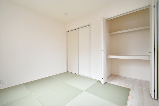 北本市西高尾2丁目全2棟　2号棟の和室|和室5.25帖：押入タイプの収納ですので、収納力も高く来客用の寝具もそのまま収納出来ます！畳ですので、フローリングより暖かく柔らかい為、寝る人にも優しいお部屋となっております。