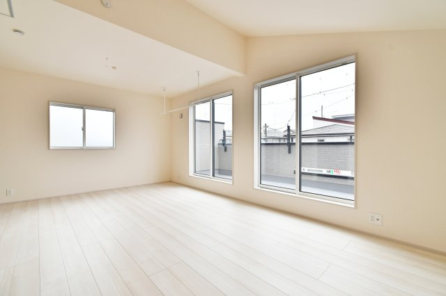 北本市西高尾2丁目全2棟　2号棟の洋室|洋室①6.0帖+5.25帖：窓が多くとても明るい洋室です。10帖越えですので、雨の日には室内でもお子様が体を動かすこともできるようにボールプールやマットなども置くこともできる広さです。
