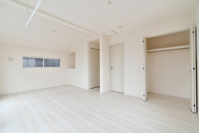 北本市西高尾2丁目全2棟　2号棟の洋室|洋室①6.0帖+5.25帖：ライフスタイルや家族構成の変化に応じて、お部屋をセパレートすることが出来ます。どちらにもクローゼットが付くようになっておりますので、セパレート後も安心！