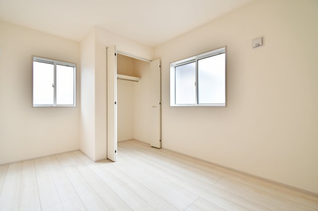 北本市西高尾2丁目全2棟　2号棟の洋室|洋室②5.25帖：北東と南東向きの洋室ですので、朝は気持ちの良い朝陽で目覚める事ができます！クローゼットも備わっております。ダブルベッドも置く事ができる広さですので、主寝室におすすめです！