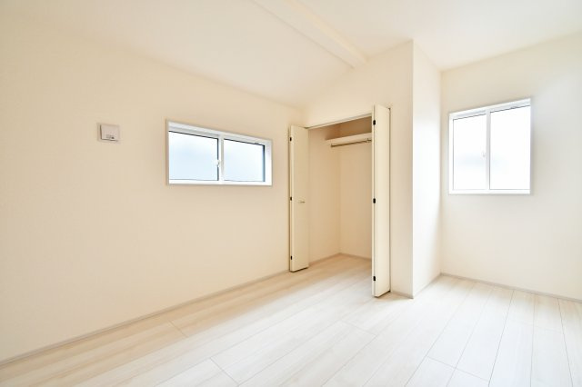 北本市西高尾2丁目全2棟　2号棟の洋室|洋室③5.25帖：クローゼットは各部屋に備わっておりますので、家族それぞれで洋服収納をすることも可能です。また、上下セパレートになっているため衣替えもしやすく、ハンガーパイプで家事時短にも◎！