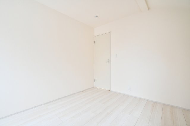 北本市西高尾2丁目全2棟　2号棟の洋室|洋室③5.25帖：北東と北西の二面採光の洋室です。クローゼットも備わっております。ベッドとデスク、本棚を置いても余裕のありますので、お子様の一人部屋や書斎部屋にもおすすめです◎