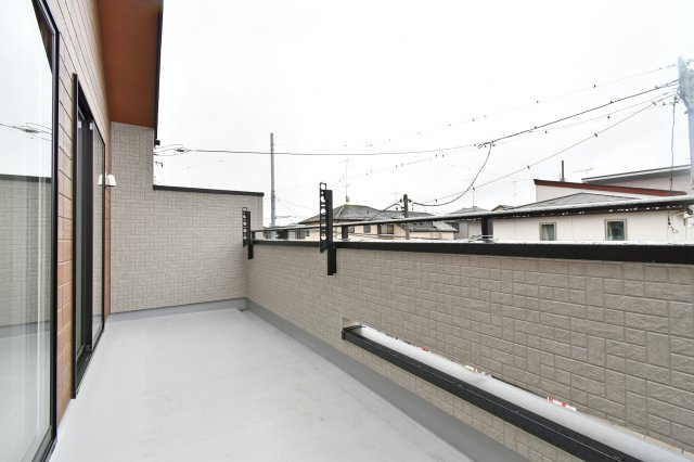 北本市西高尾2丁目全2棟　2号棟のバルコニー|難しいイメージの住宅ローンは経験スタッフが丁寧にお手伝いしますのでご安心下さい。「家を買って終わり」ではなく、「買ってからがスタート」と考え、一人ひとりにあった資金計画やプランをご提案致します！