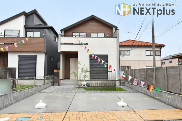 北本市西高尾2丁目全2棟　2号棟の外観|JR高崎線『北本』まで徒歩12分の立地。都内まで乗り換え不要ですので、通勤通学に便利です。小中学校まで徒歩15分圏内ですので、お子様のいるご家庭も安心の距離ですね。閑静な住宅街で子育てしやすい住環境◎