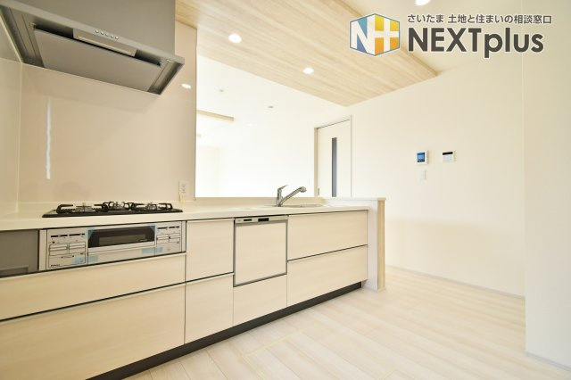 北本市西高尾2丁目全2棟　2号棟のキッチン|家族との会話が弾むカウンターキッチンは食洗器付き。面倒な洗い物、苦手な洗い物、時間がない時の洗い物etc.　食洗器に頼ることで、自分時間や家族との時間を過ごすことができる嬉しい設備です。