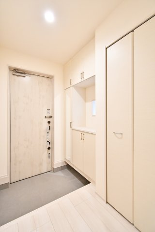 北本市西高尾2丁目全2棟　2号棟の玄関