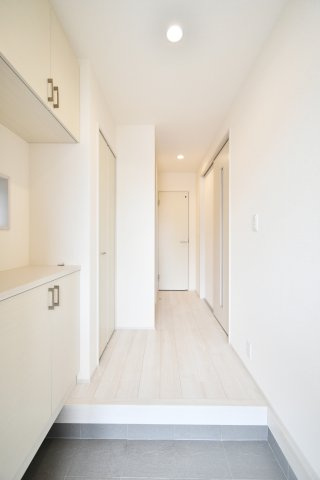 北本市西高尾2丁目全2棟　2号棟の玄関|玄関ドアを開けると廊下・トイレの扉が設置されておりますので、急な訪問で玄関を開けた際室内が見えない設計！白を基調とした玄関は窓もあり、玄関も外からの光が差し込み明るく広く見せる工夫が施されています。