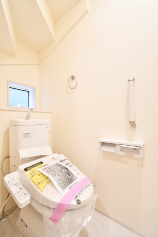 北本市西高尾2丁目全2棟　2号棟のトイレ|トイレ（1F）：1・2階にある為、忙しい出発前でも取り合いにはなりません！小窓があるので、空気がこもりがちなトイレもしっかり換気ができます。老若男女問わずみんなに優しい手すり付きです。