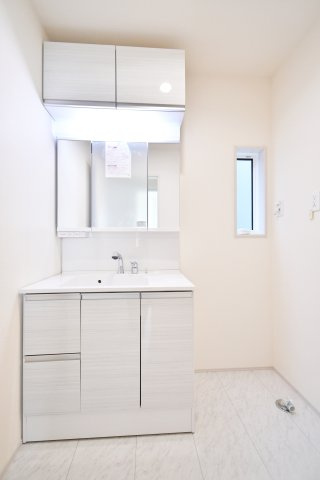 北本市西高尾2丁目全2棟　2号棟の独立洗面台|三面鏡付き洗面台は朝の寝癖直しも楽々。鏡裏には歯ブラシセットやスキンケアも収納できて魅力的です！上下に収納がありドライヤーや入浴グッツ、洗剤のストックなど…様々なものが収納できる便利な設備です◎