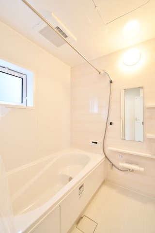 北本市西高尾2丁目全2棟　2号棟の浴室|白基調の明るい雰囲気の浴室です。浴室乾燥機もついておりますので、日曜日の夜に出される体操着や給食着、雨の日のお洗濯も困りません！暖房機能もついているので、寒い日のお風呂も気持ち良くは入れますね。