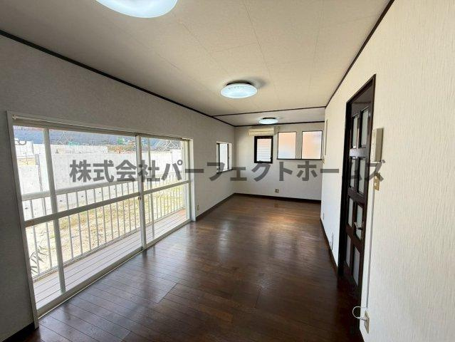 国松町8戸建　賃貸の居間・リビング|こちらの居間で趣味の時間をお楽しみください