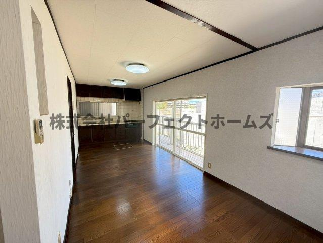 国松町8戸建　賃貸の居間・リビング|ゆったり過ごせるリビングです