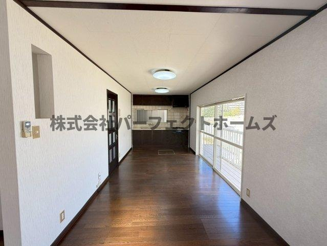 国松町8戸建　賃貸の内装|明るい色調の室内です