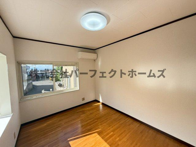 国松町8戸建　賃貸の居間・リビング|こちらのリビングで趣味の時間をお楽しみください