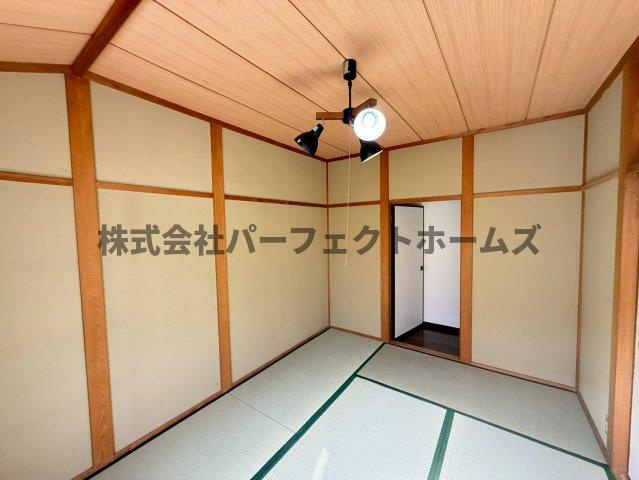 国松町8戸建　賃貸の和室|柔らかい畳が心地よい和室