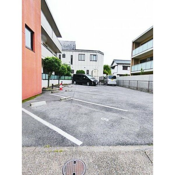 コンソロール1の駐車場