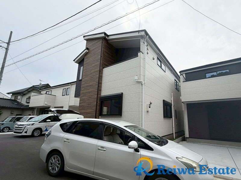 新築戸建　茅ヶ崎市高田1丁目の外観|【ユーコープ ミアクチーナ茅ヶ崎高田店】まで約800ｍ、【 ローソンストア100茅ヶ崎甘沼店】まで約550ｍとお買い物にも便利な立地です。