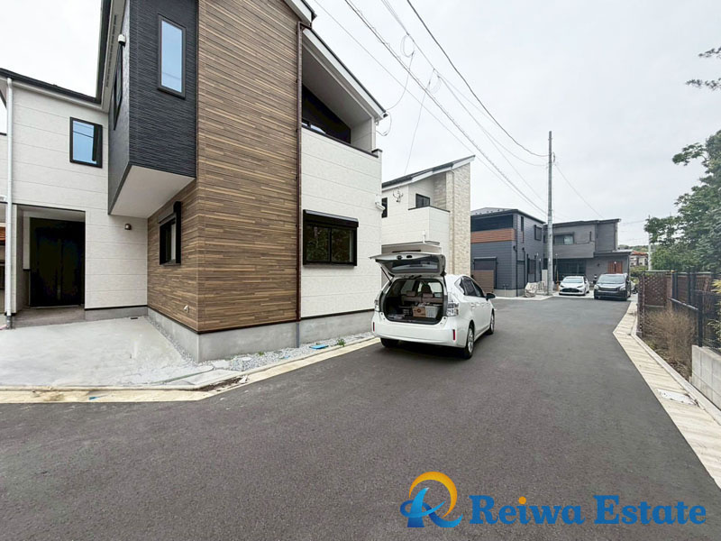 新築戸建　茅ヶ崎市高田1丁目の前面道路含む現地写真|前面道路約5.5ｍとお車の出し入れもしやすいです。