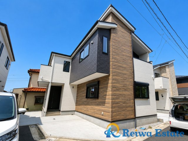 新築戸建　茅ヶ崎市高田1丁目の外観|閑静な住宅地に堂々と佇む家。ナチュラルで飽きの来ないデザインは流行に左右されない家の形です♪