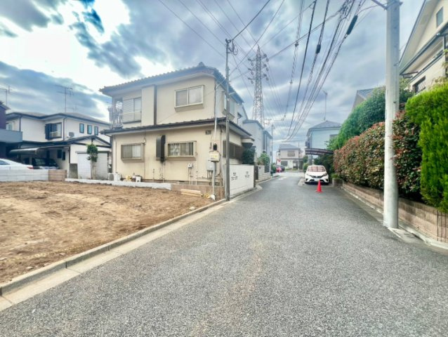 練馬区大泉町2丁目　長期優良住宅　省エネ大型邸宅の前面道路含む現地写真