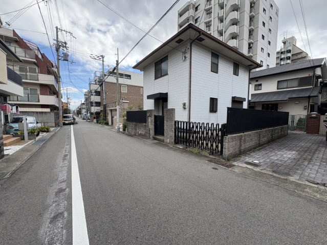 田中町1丁目　古家付き土地の前面道路含む現地写真