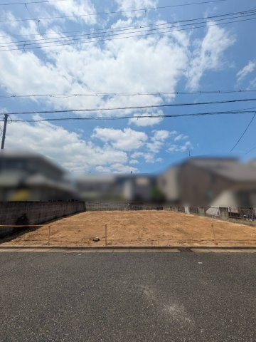 芦屋市春日町　土地　B号地の外観|洗練された街並みが魅力の環境。陽当たりに恵まれた南向きで、前面道路も広がりを感じられます。