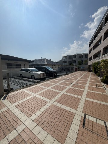 メープル御影山手セレヴィの駐車場|2025年9月撮影