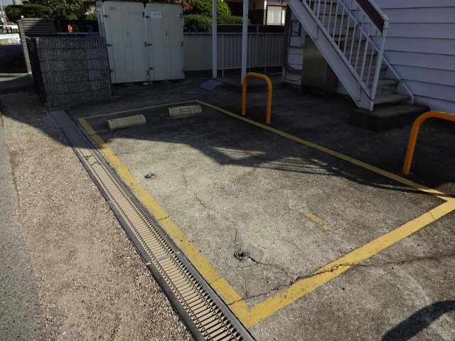 レオパレス長砂の駐車場