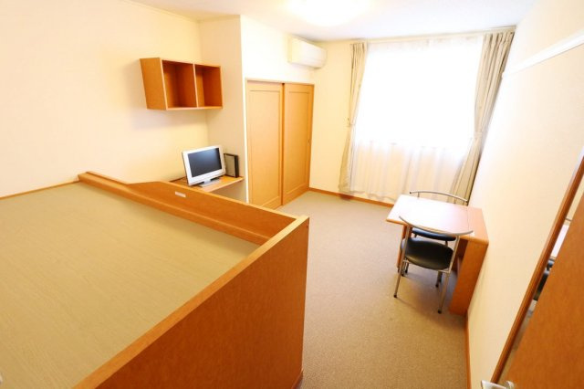 加古川市野口町北野のアパートの居間・リビング|１Ｆはフローリング仕様・２Ｆは絨毯仕様になります。