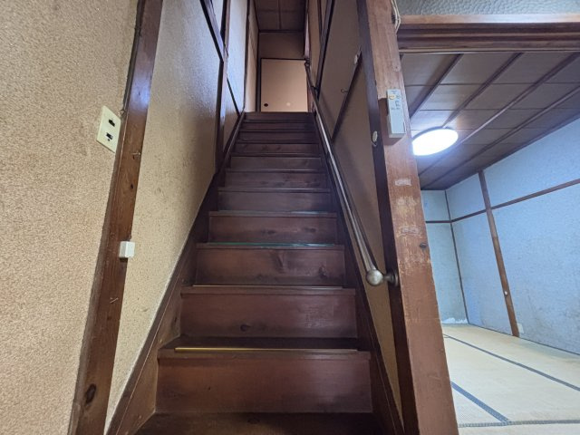 尼崎市口田中　中古テラスハウス|階段